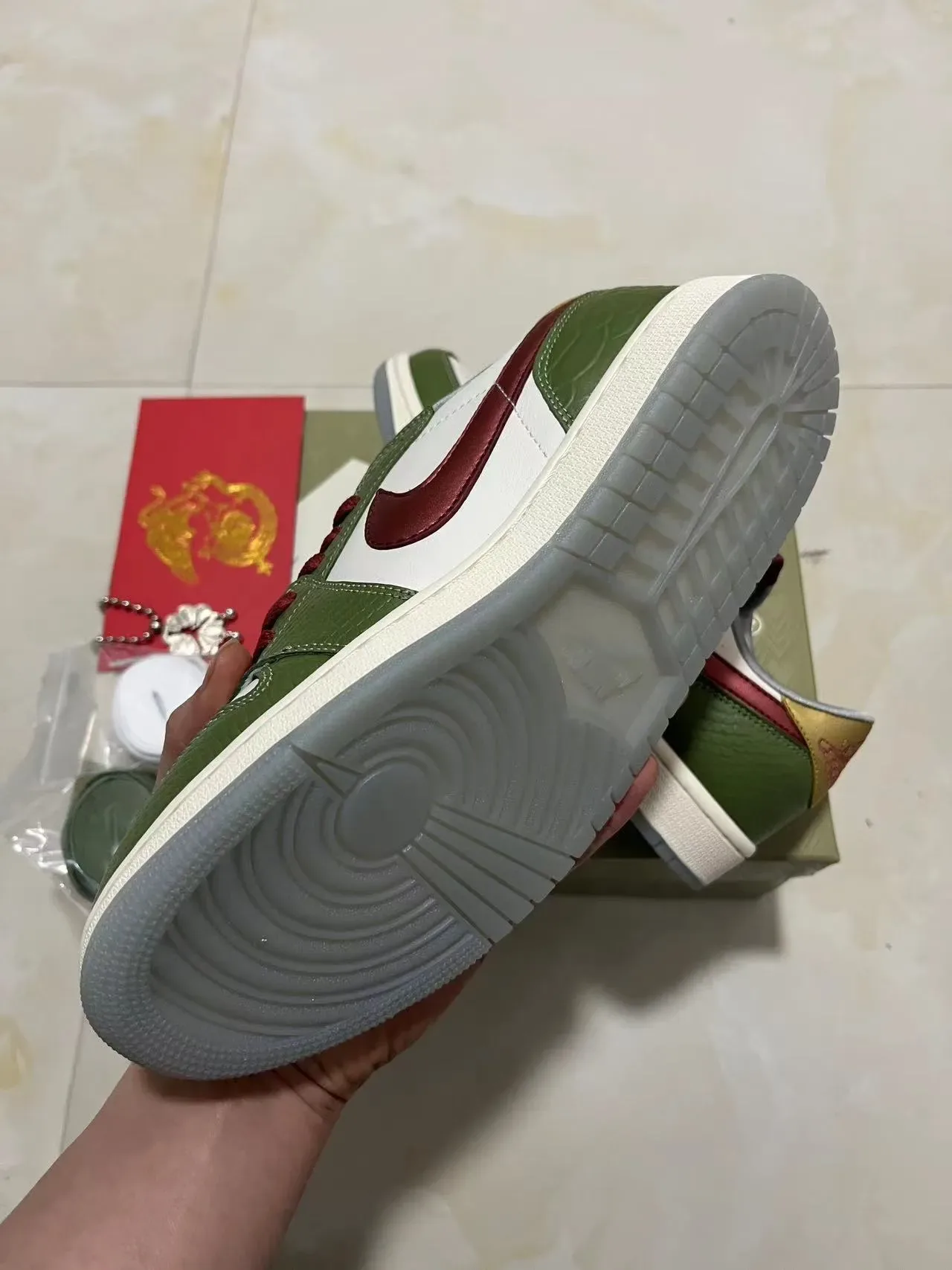 Nike Air Jordan 1 Low Vert Olive et Rouge Métallique Lifestyle Sneakers 6