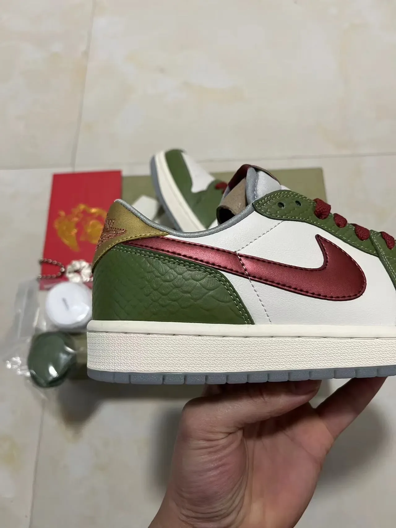 Nike Air Jordan 1 Low Vert Olive et Rouge Métallique Lifestyle Sneakers 7