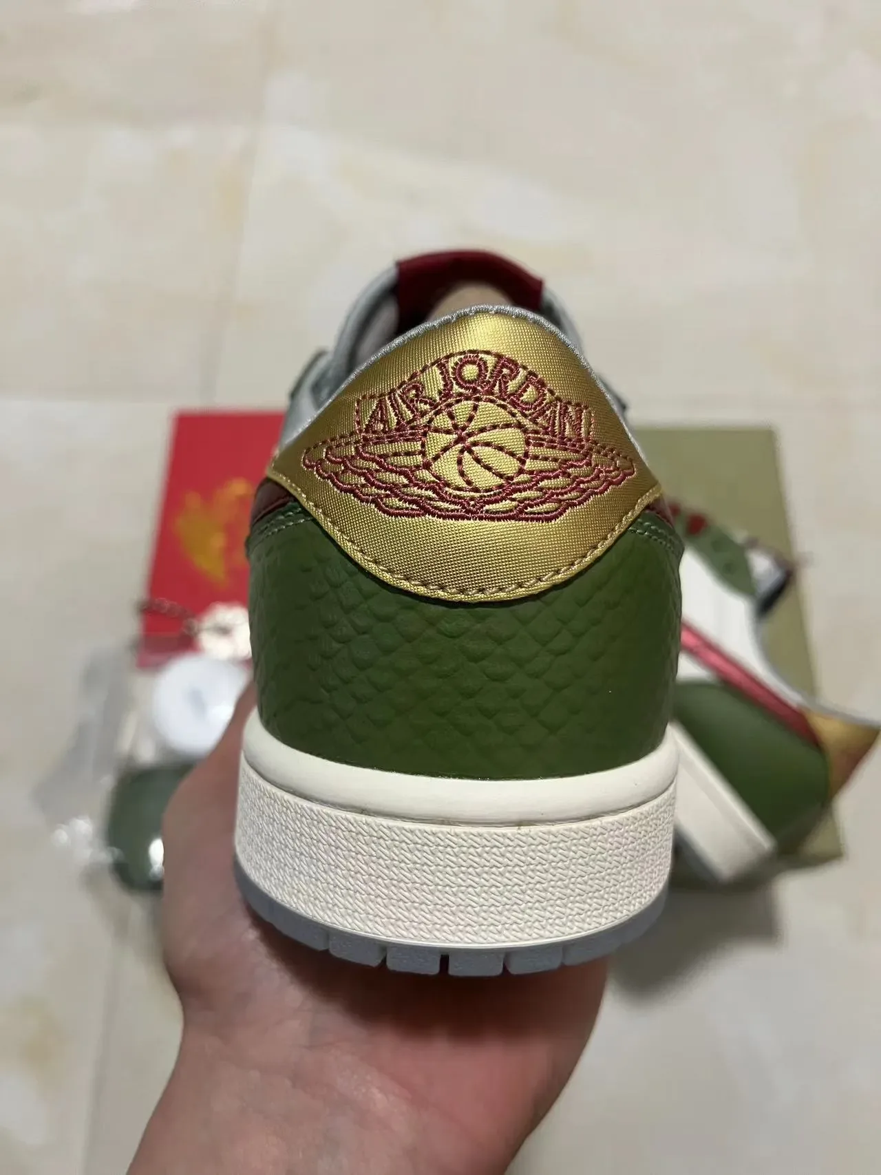Nike Air Jordan 1 Low Vert Olive et Rouge Métallique Lifestyle Sneakers 8