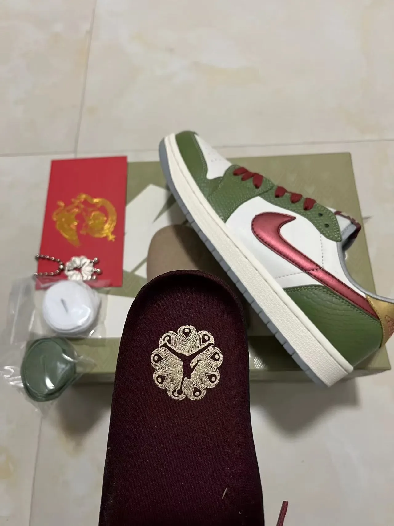 Nike Air Jordan 1 Low Vert Olive et Rouge Métallique Lifestyle Sneakers 9