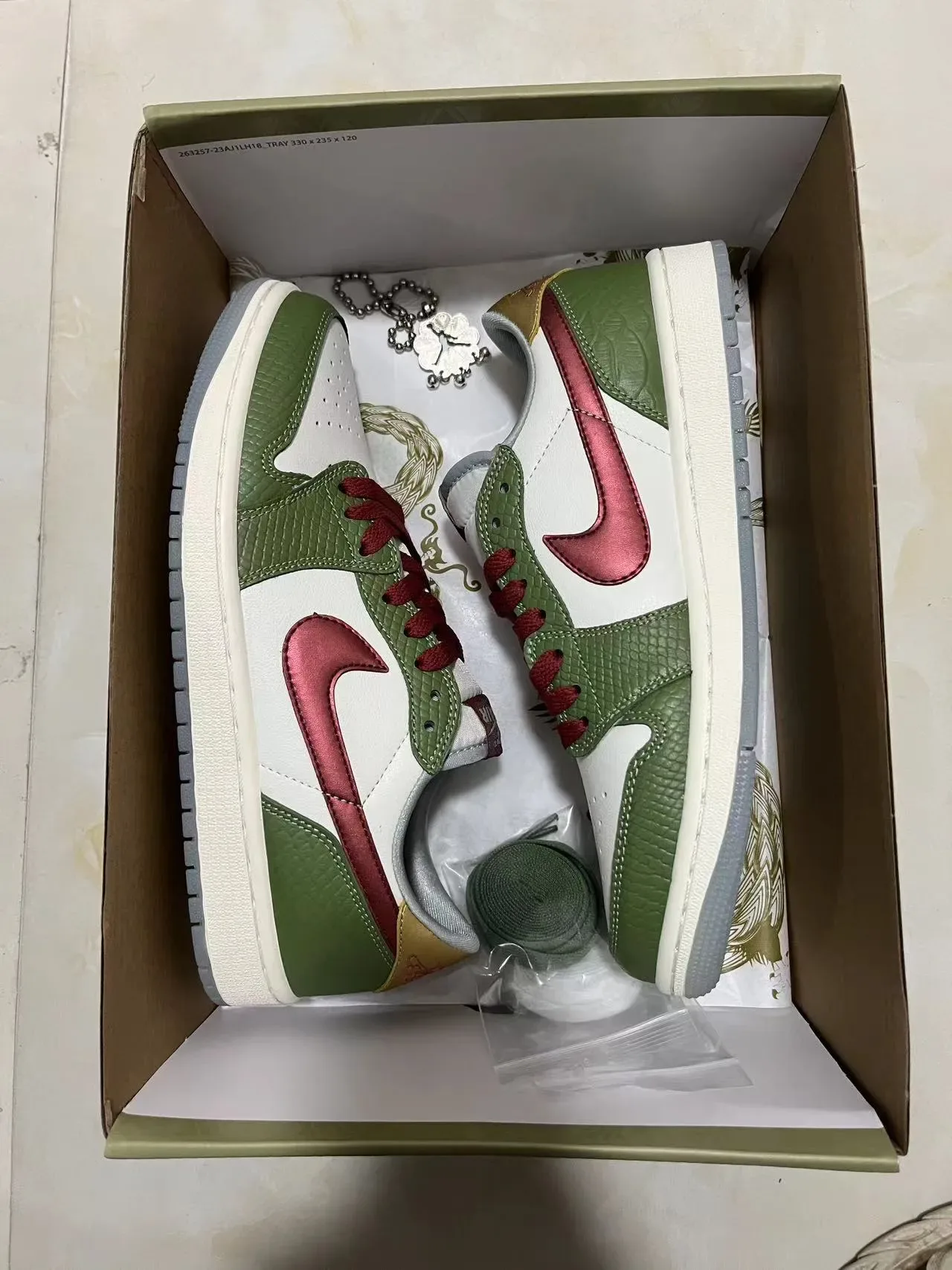 Nike Air Jordan 1 Low Vert Olive et Rouge Métallique Lifestyle Sneakers 10