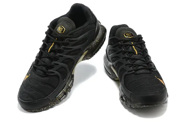 Nike Air Max Plus Chaussures Lifestyle Noir et Or 3