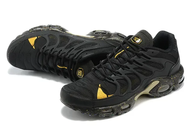 Nike Air Max Plus Chaussures Lifestyle Noir et Or 4