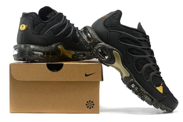 Nike Air Max Plus Chaussures Lifestyle Noir et Or 6