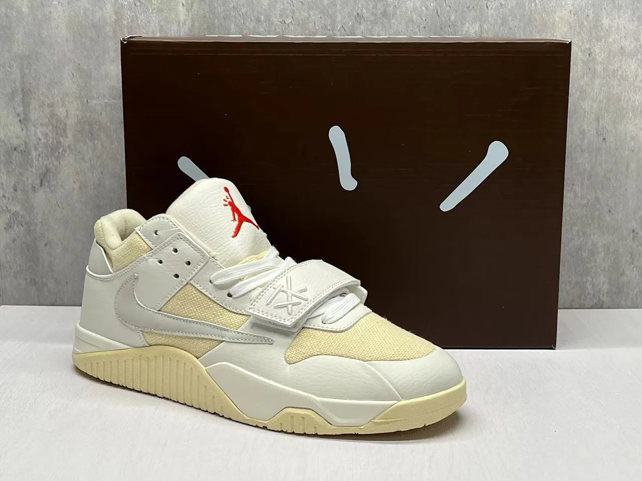 Nike Beige White Layered Leather And Textile Upper Sculpted Multi-Density Midsole Sneakers 7