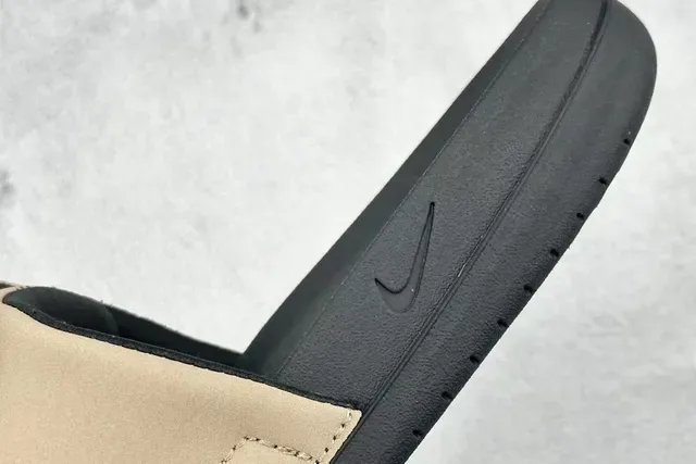 Nike Benassi Negro Beige Sandalias de Una Sola Correa Textil Acanalado 2