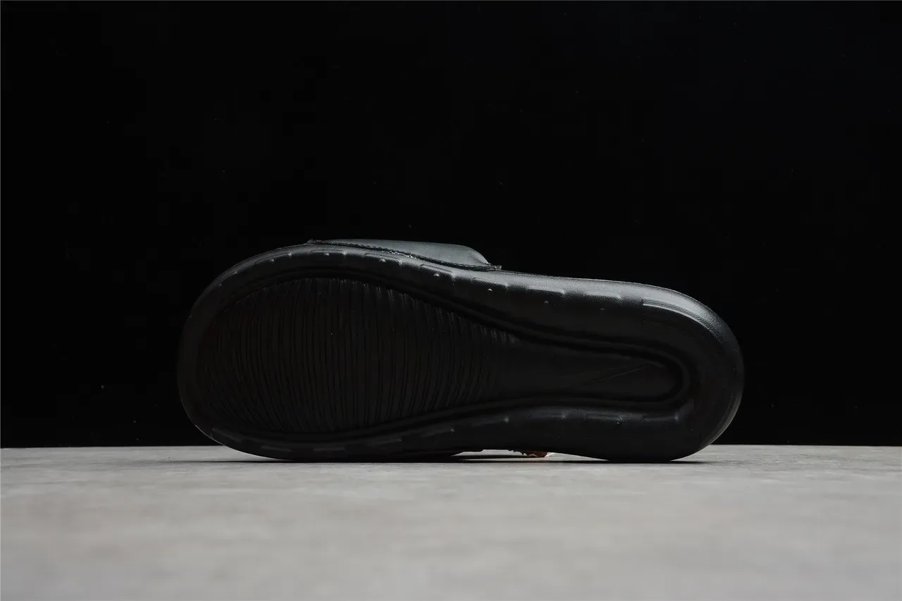 Nike Benassi Sandalias Negras y Naranja Monocromas con Footbed Moldado 8