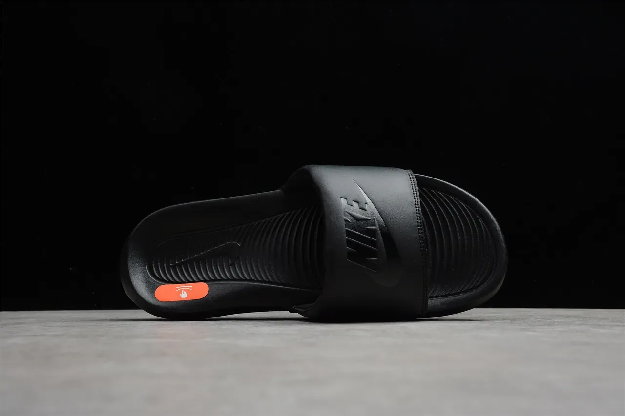 Nike Benassi Sandalias Negras y Naranja Monocromas con Footbed Moldado 9