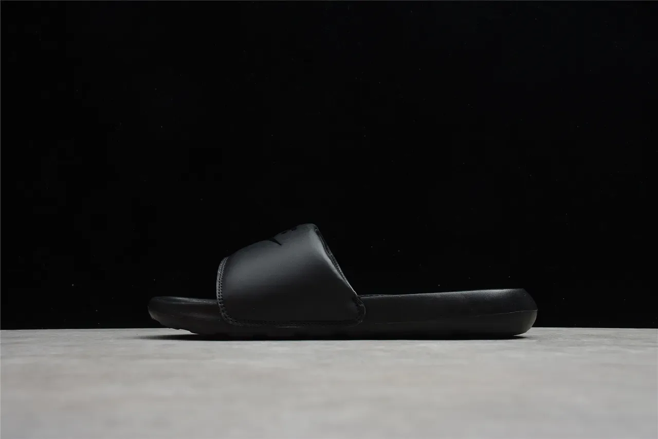 Nike Benassi Sandalias Negras y Naranja Monocromas con Footbed Moldado 12