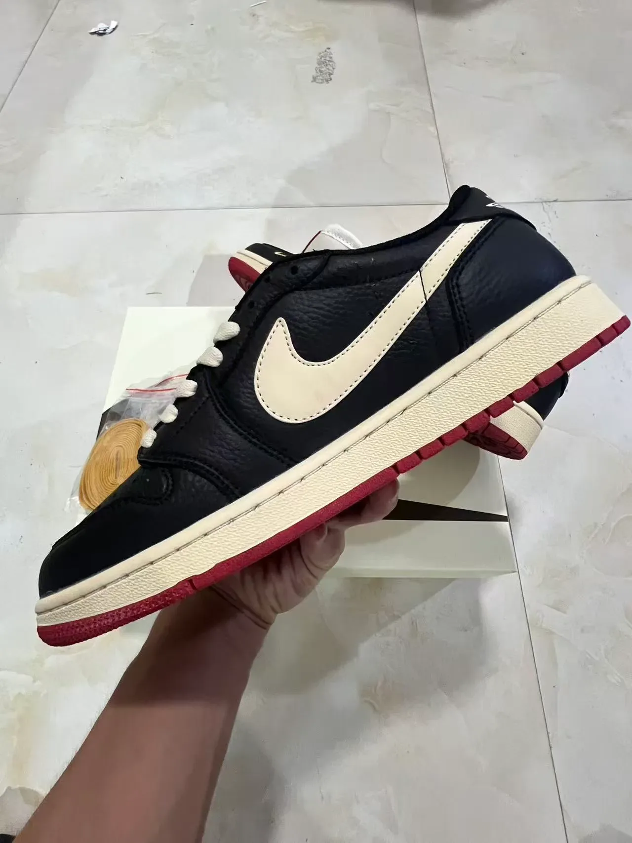Nike Tênis Lifestyle Preto e Beige Superior em Couro Low-Top 5