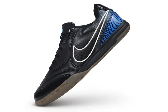 Nike Chaussures de football indoor en cuir synthétique noir et bleu low-top 3