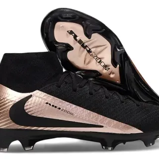 Nike أحذية كرة القدم السوداء والذهبية عالية القطع مع رباط متصل بالجوارب ولوحة الإكسنت المعدنية للأرضية الصلبة