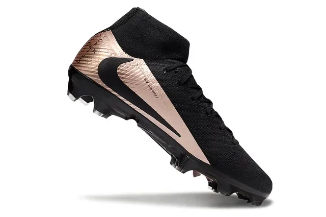 Nike أحذية كرة القدم السوداء والذهبية عالية القطع مع رباط متصل بالجوارب ولوحة الإكسنت المعدنية للأرضية الصلبة 2