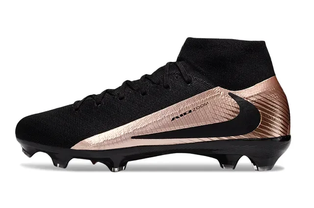 Nike أحذية كرة القدم السوداء والذهبية عالية القطع مع رباط متصل بالجوارب ولوحة الإكسنت المعدنية للأرضية الصلبة 7