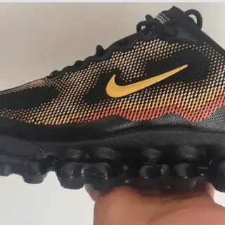 Nike Preto Dourado Pixelado Gradiente Malha Superior Acento Swoosh Sneakers