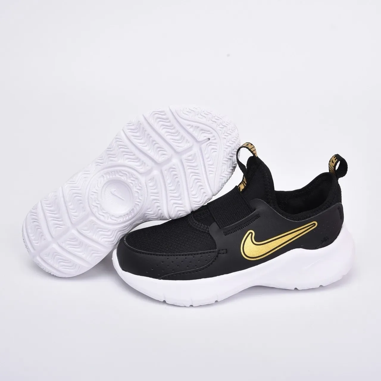Nike Chaussures Lifestyle Noires et Dorées Slip-On en Maille Perforée 15
