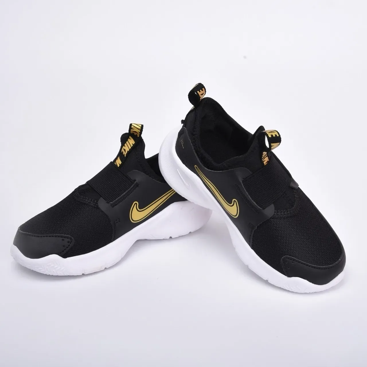Nike Chaussures Lifestyle Noires et Dorées Slip-On en Maille Perforée 16