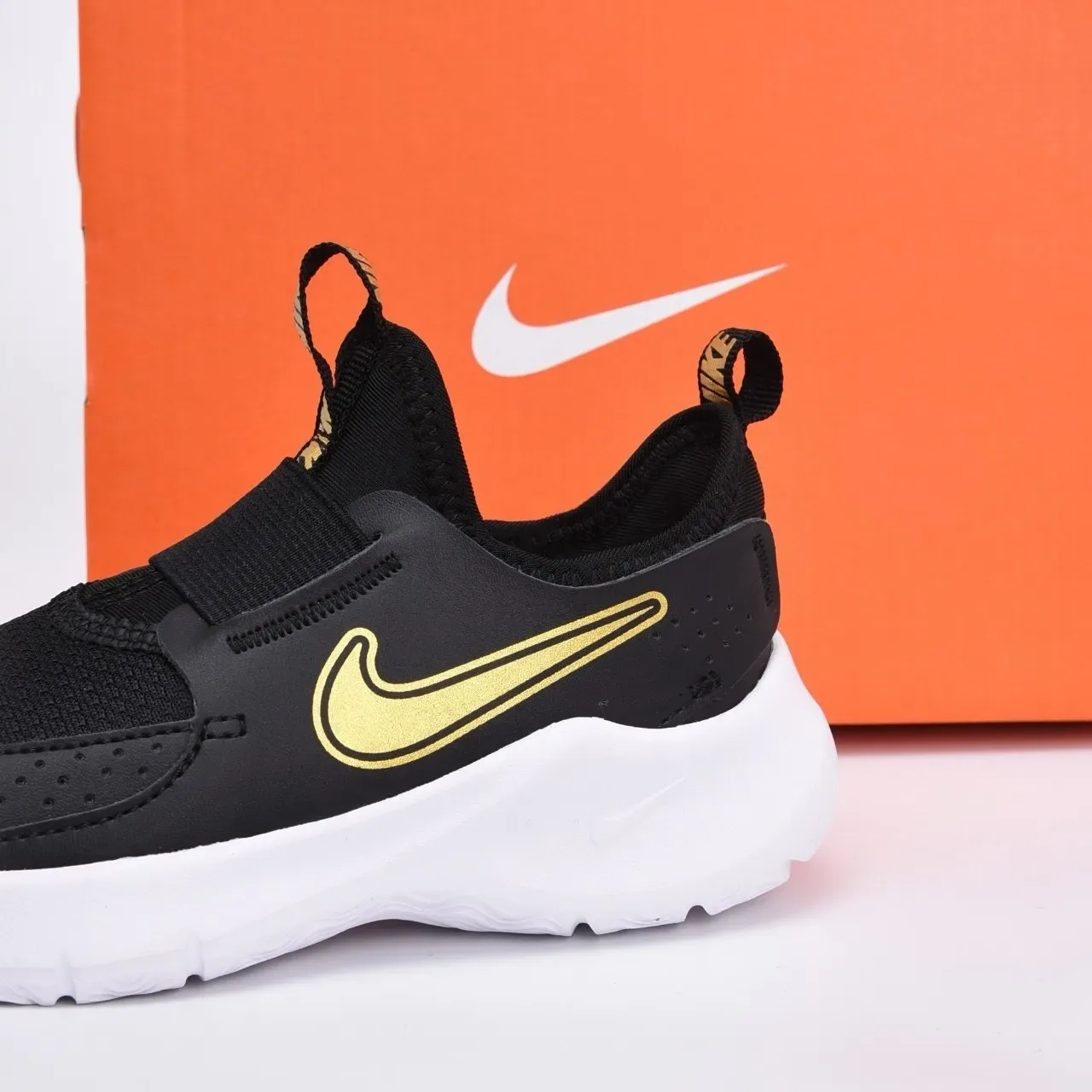 Nike Chaussures Lifestyle Noires et Dorées Slip-On en Maille Perforée 17