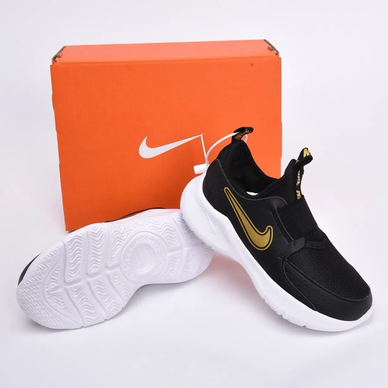 Nike Chaussures Lifestyle Noires et Dorées Slip-On en Maille Perforée 18
