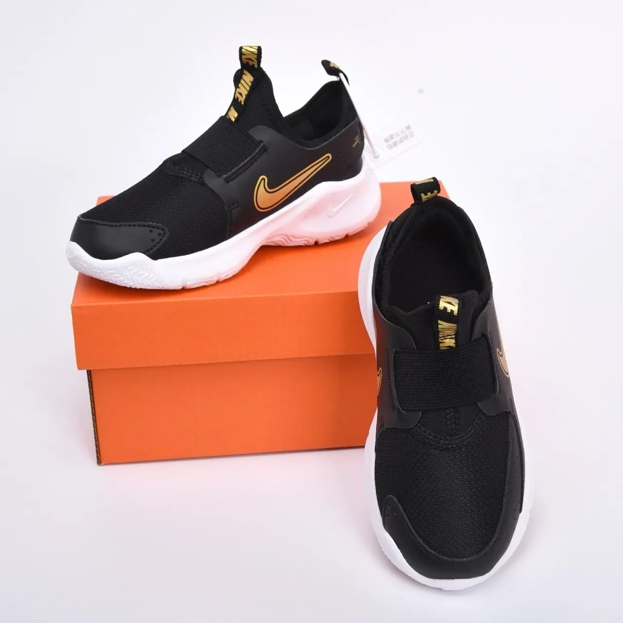 Nike Chaussures Lifestyle Noires et Dorées Slip-On en Maille Perforée 19