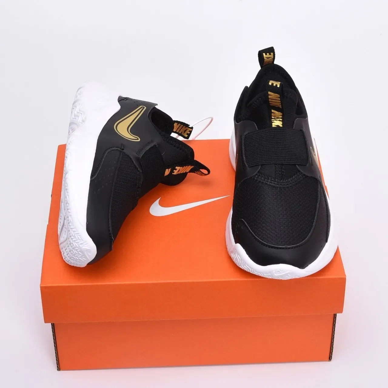 Nike Chaussures Lifestyle Noires et Dorées Slip-On en Maille Perforée 20