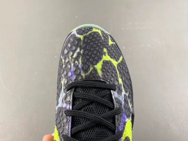 Nike Black Green Low-Top Silhouette Textured Crackle-Pattern Upper Basketball Shoes 4