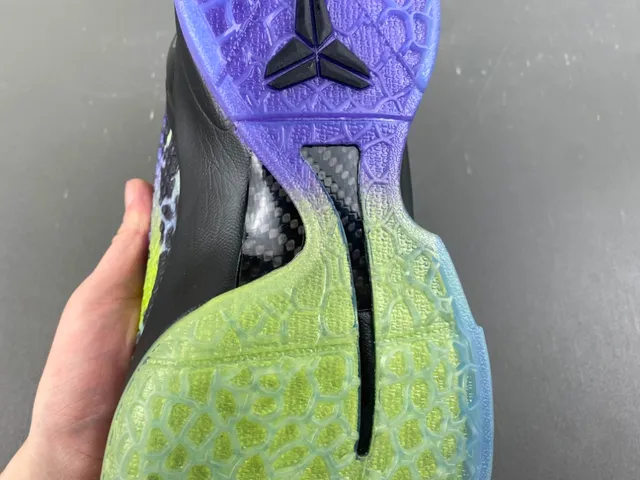 Nike Black Green Low-Top Silhouette Textured Crackle-Pattern Upper Basketball Shoes 8