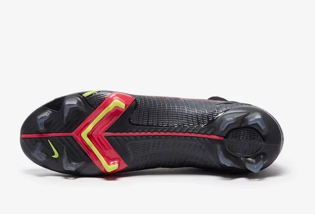 Nike Noir et Rouge Coupe Haute Col Tricot Swoosh Dynamique Gradation Overlay Surface Ferme Chaussures de Football 4