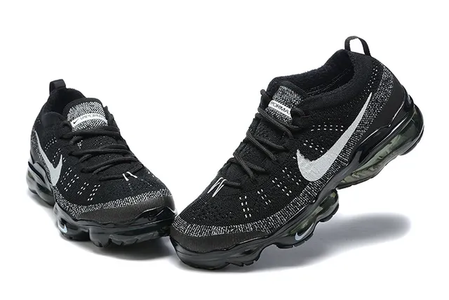 Chaussures de course Nike noires argentées Flyknit haut avec cushioning d'air visible sur la semelle 2
