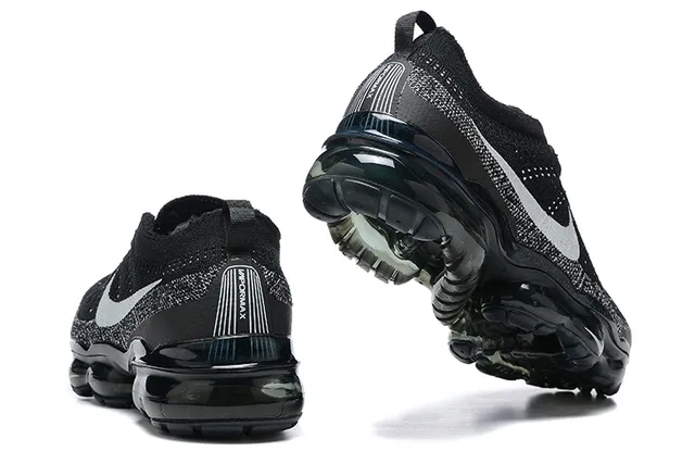 Chaussures de course Nike noires argentées Flyknit haut avec cushioning d'air visible sur la semelle 3