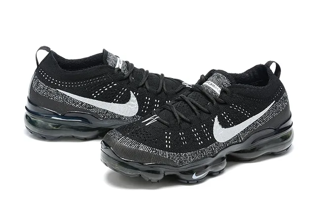 Chaussures de course Nike noires argentées Flyknit haut avec cushioning d'air visible sur la semelle 5