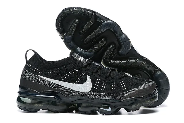 Chaussures de course Nike noires argentées Flyknit haut avec cushioning d'air visible sur la semelle 6