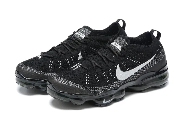 Chaussures de course Nike noires argentées Flyknit haut avec cushioning d'air visible sur la semelle 7