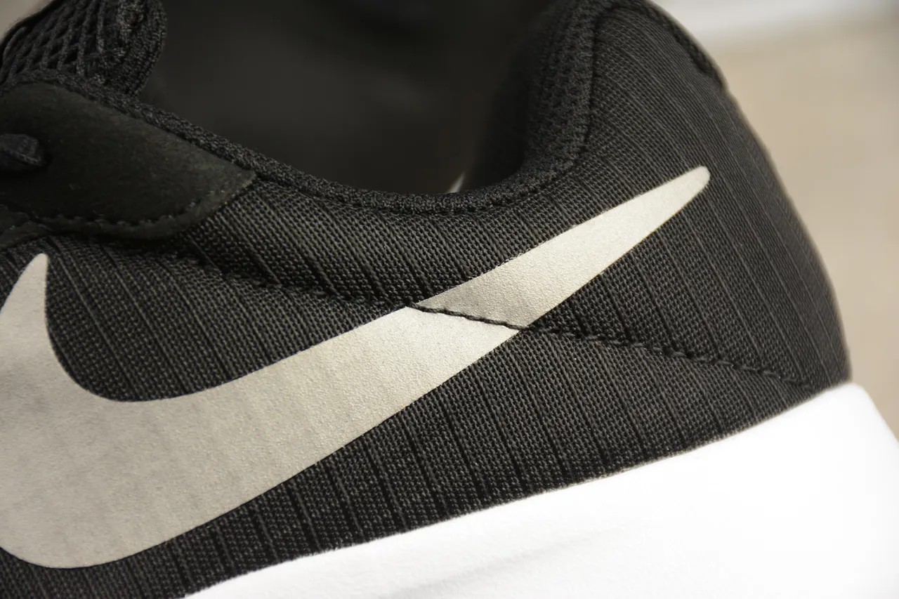 Nike Black Silver Ribbed Knit Upper Metallic Swoosh Lifestyle Sneakers 7