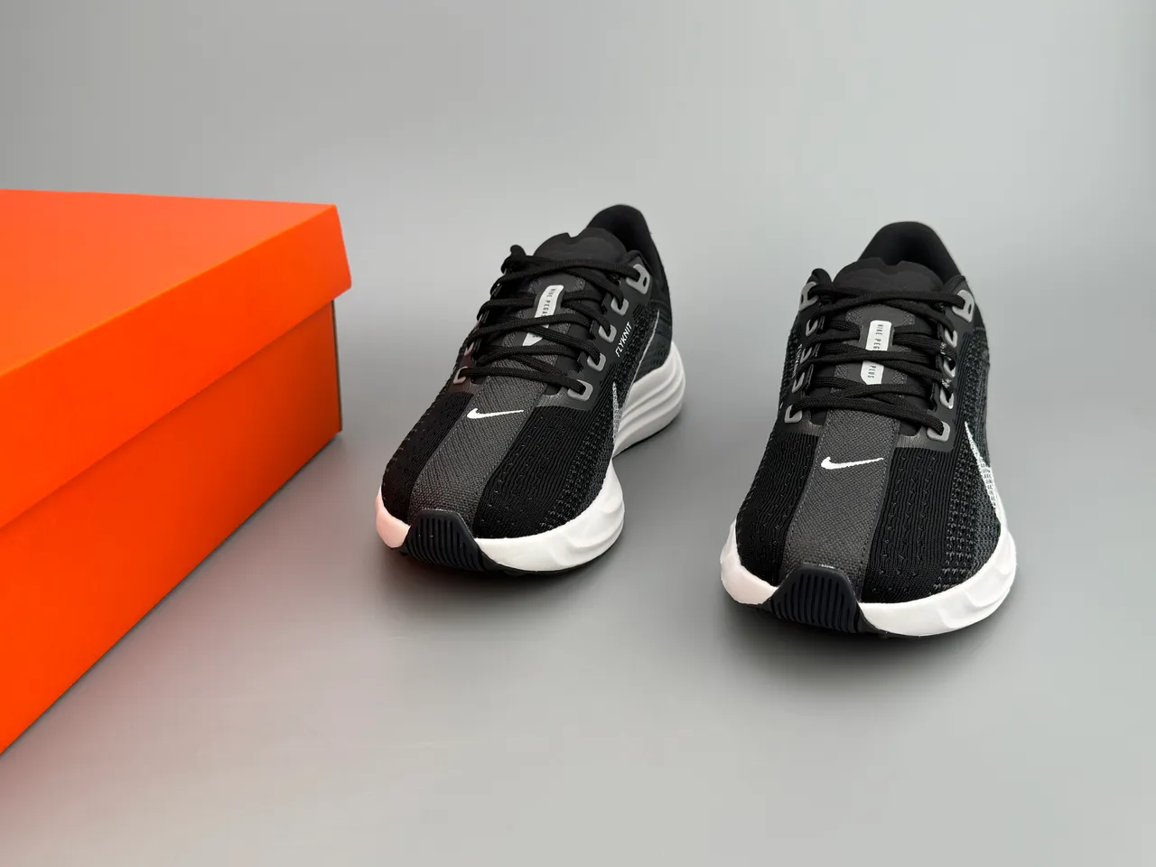 Nike Preto Branco Parte Superior de Knit Ingenieril Esculpido ZoomX Sola Intermediária Tênis de Corrida 3