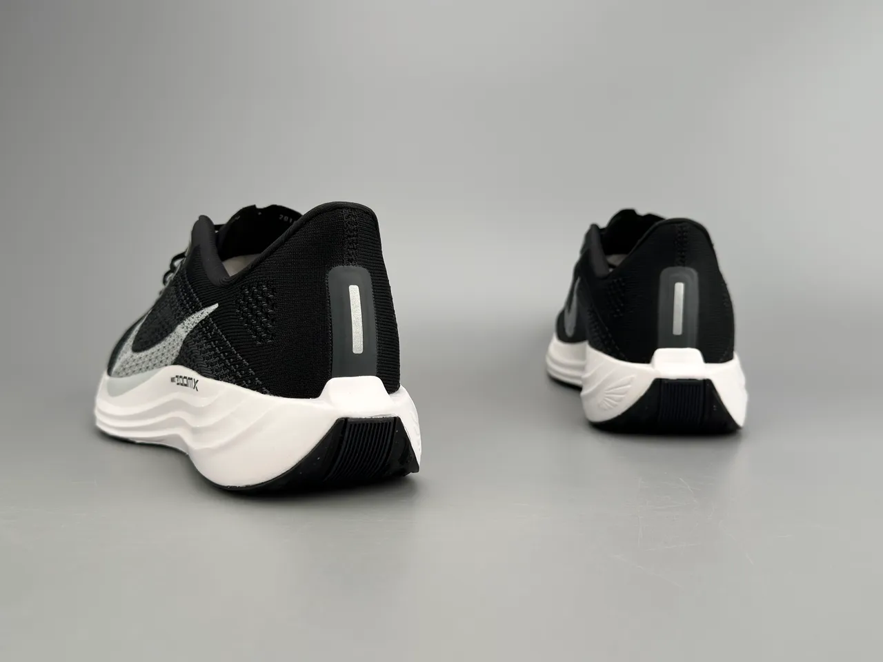 Nike Preto Branco Parte Superior de Knit Ingenieril Esculpido ZoomX Sola Intermediária Tênis de Corrida 4