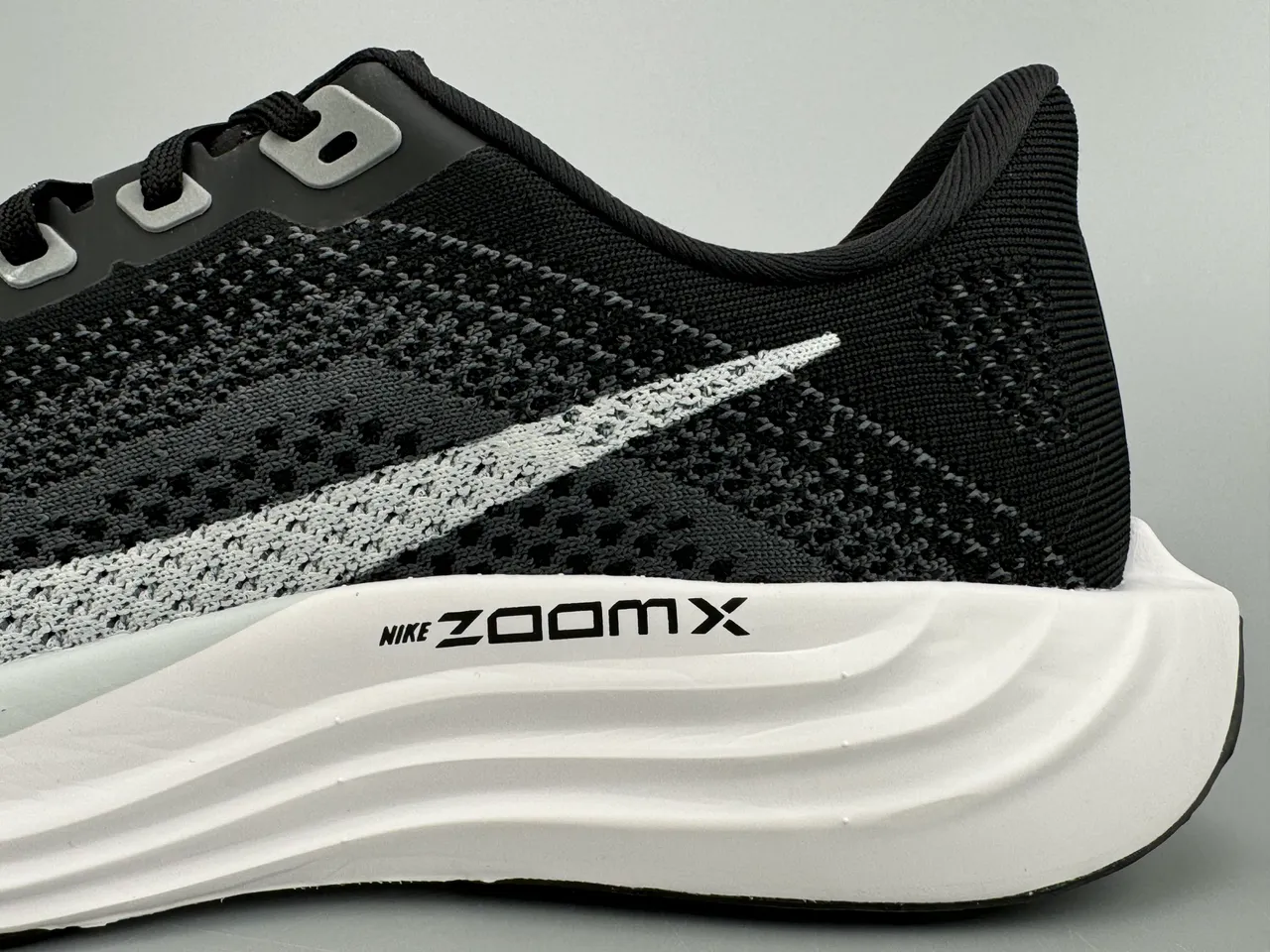 Nike Preto Branco Parte Superior de Knit Ingenieril Esculpido ZoomX Sola Intermediária Tênis de Corrida 5