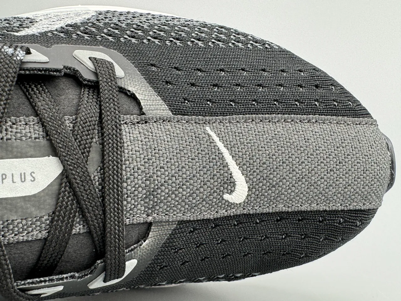 Nike Preto Branco Parte Superior de Knit Ingenieril Esculpido ZoomX Sola Intermediária Tênis de Corrida 6