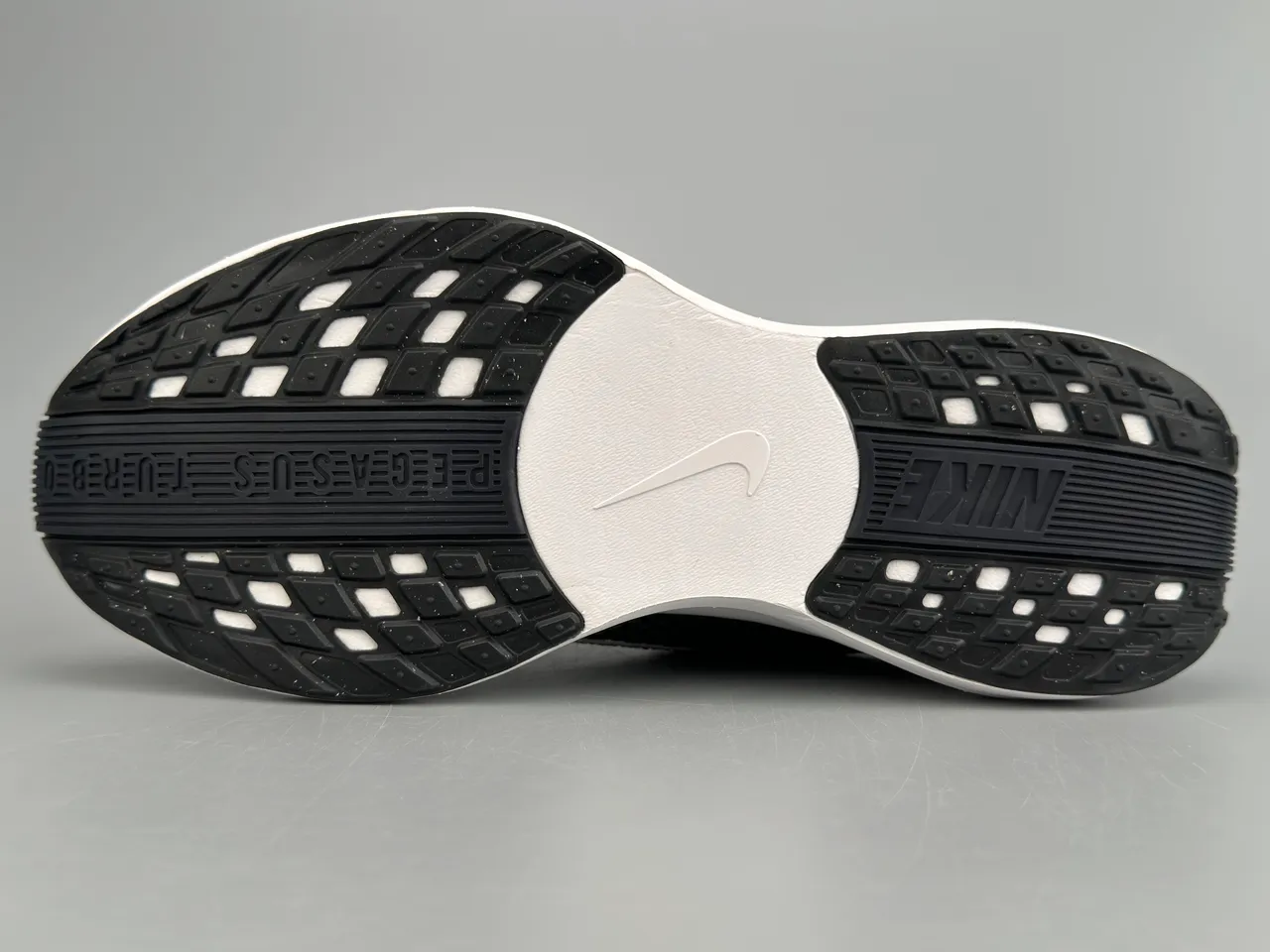 Nike Preto Branco Parte Superior de Knit Ingenieril Esculpido ZoomX Sola Intermediária Tênis de Corrida 8