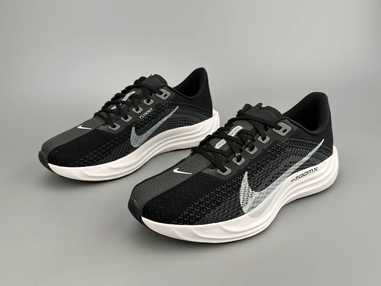 Nike Preto Branco Parte Superior de Knit Ingenieril Esculpido ZoomX Sola Intermediária Tênis de Corrida 9