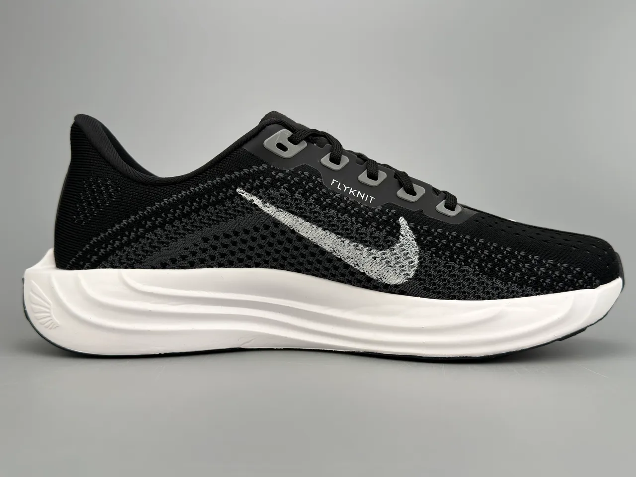 Nike Preto Branco Parte Superior de Knit Ingenieril Esculpido ZoomX Sola Intermediária Tênis de Corrida 10