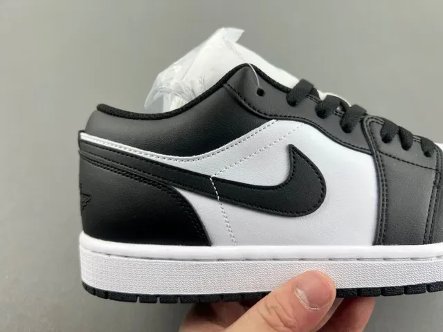 Nike Sneakers Lifestyle Noir et Blanc Low-Top avec Panneaux en Cuir 2