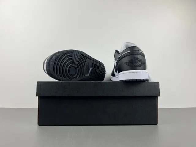 Nike Sneakers Lifestyle Noir et Blanc Low-Top avec Panneaux en Cuir 13