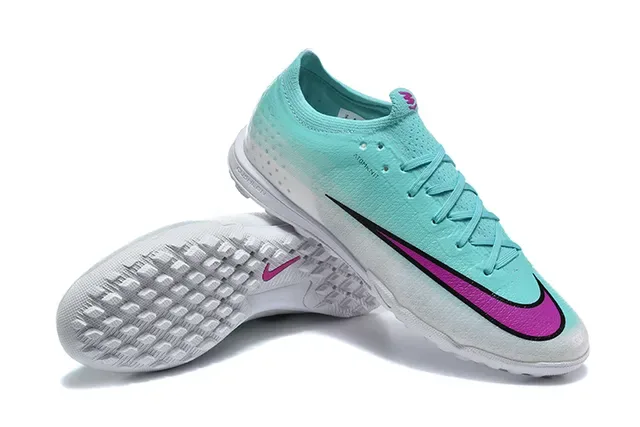 Nike Chaussures de Football Bleues Roses avec Upper en Knit, Gradiente Aqua-To-White pour Turf 7