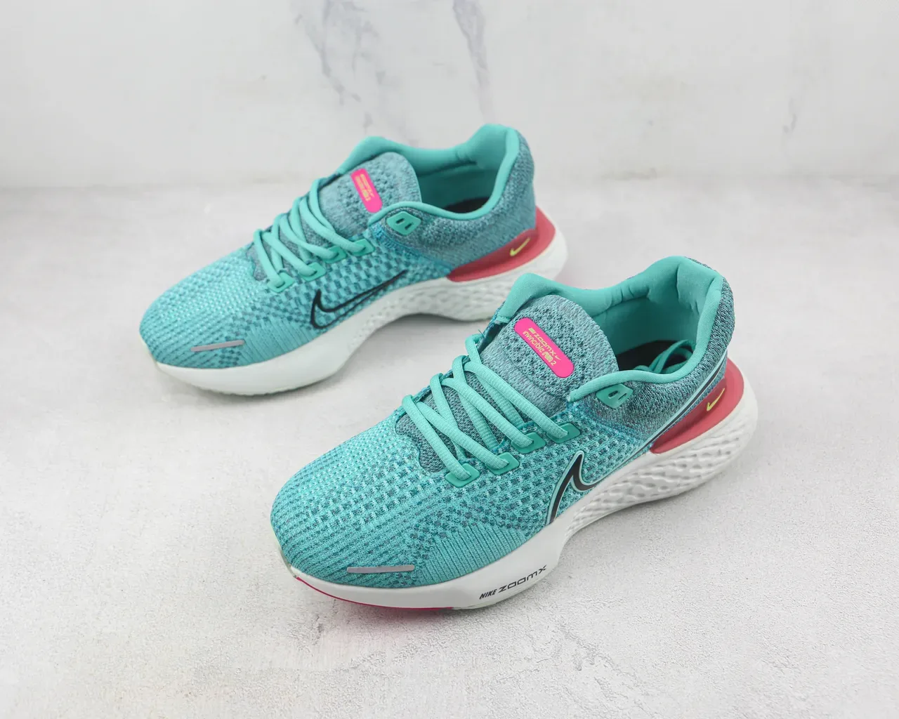 Nike Chaussures de running bleu et rose upper knit ZoomX midsole 4