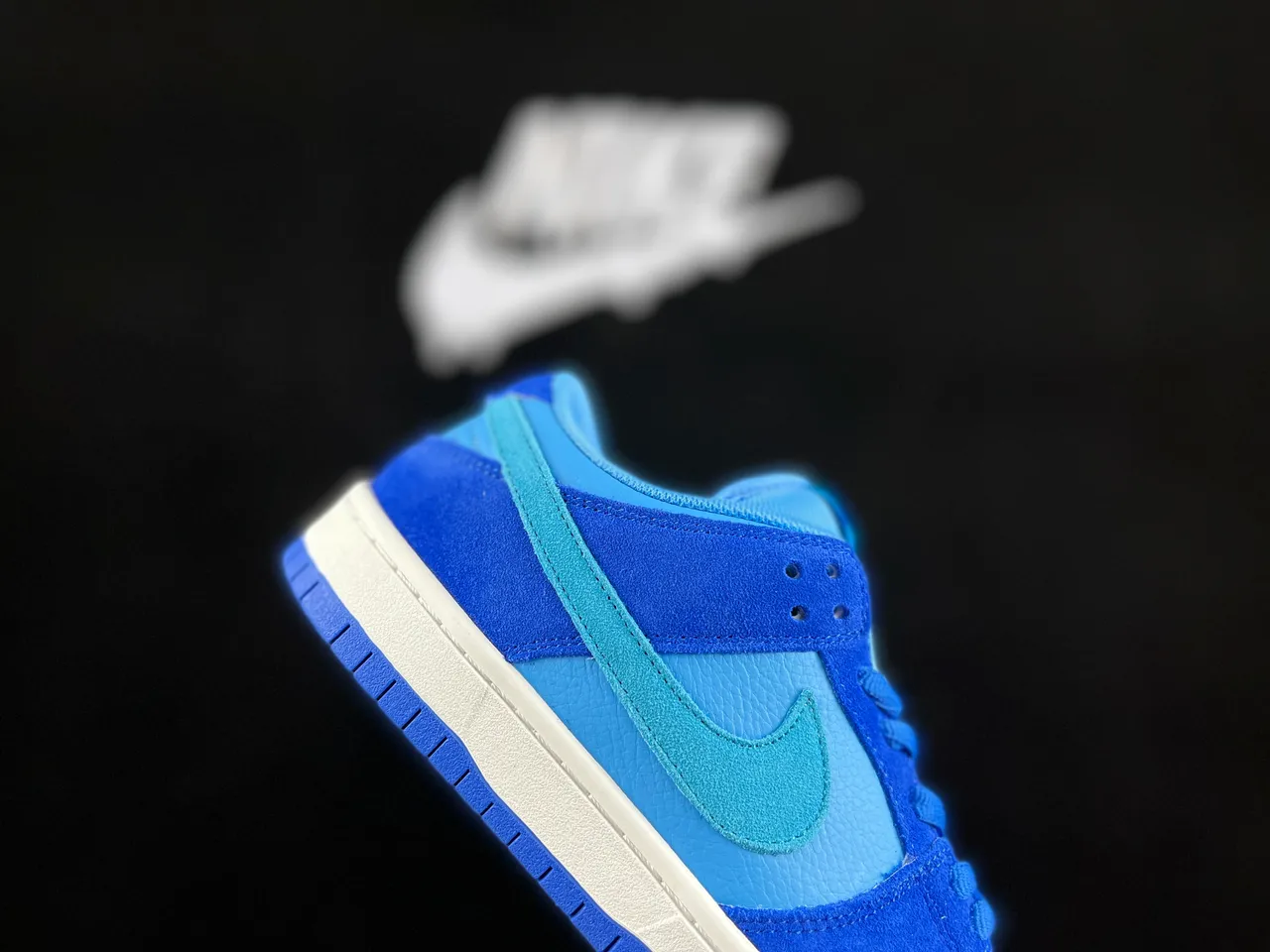 Nike Dunk Low 蓝色麂皮皮革滑板鞋 4