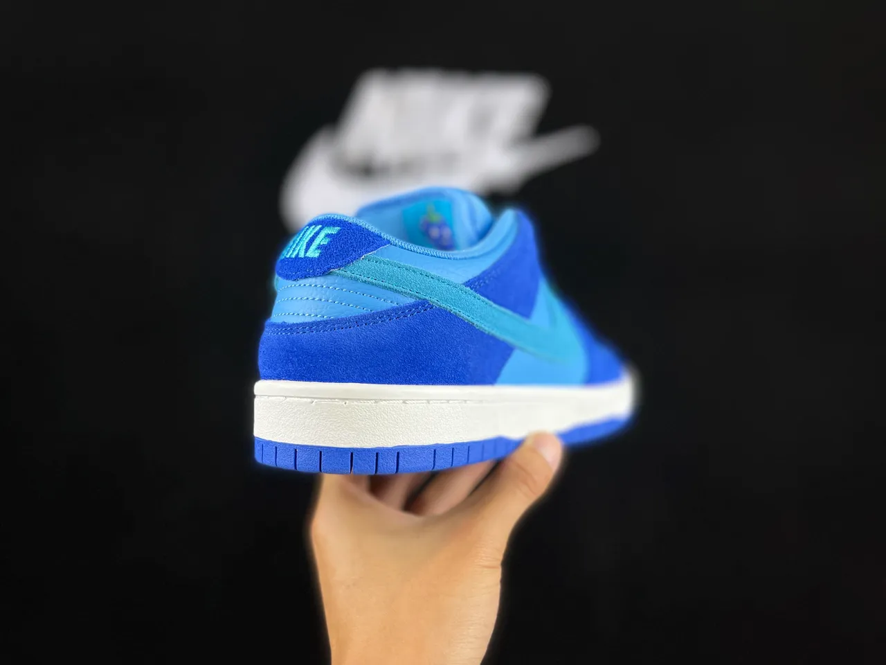 Nike Dunk Low 蓝色麂皮皮革滑板鞋 5