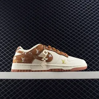 Nike Dunk Low मॉनोग्राम स्यूड जीवनशैली स्नीकर