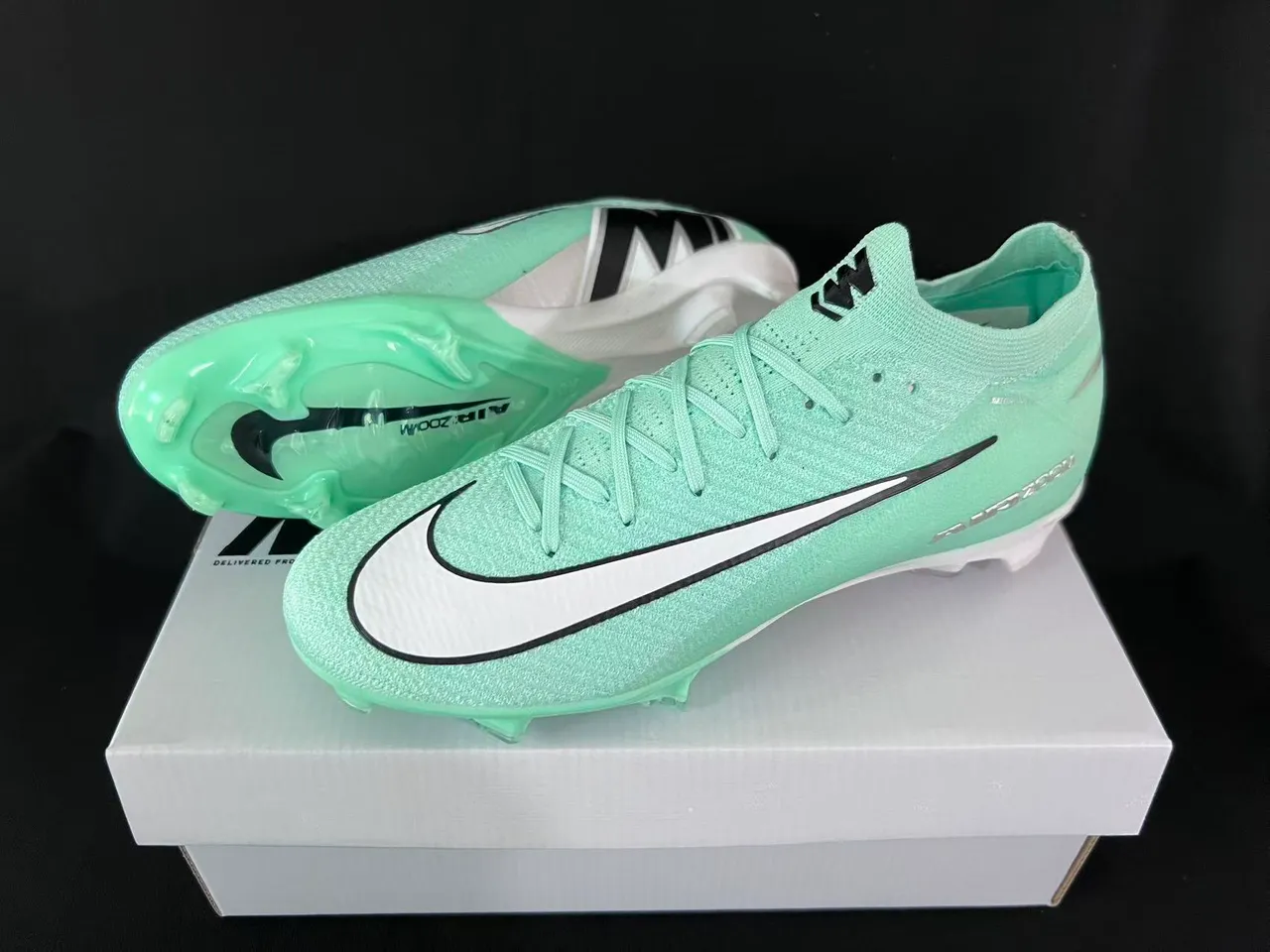 Nike Green White Knit Sock-Fit Upper Molded Conical Studs Firm-Ground Soccer Shoes 9