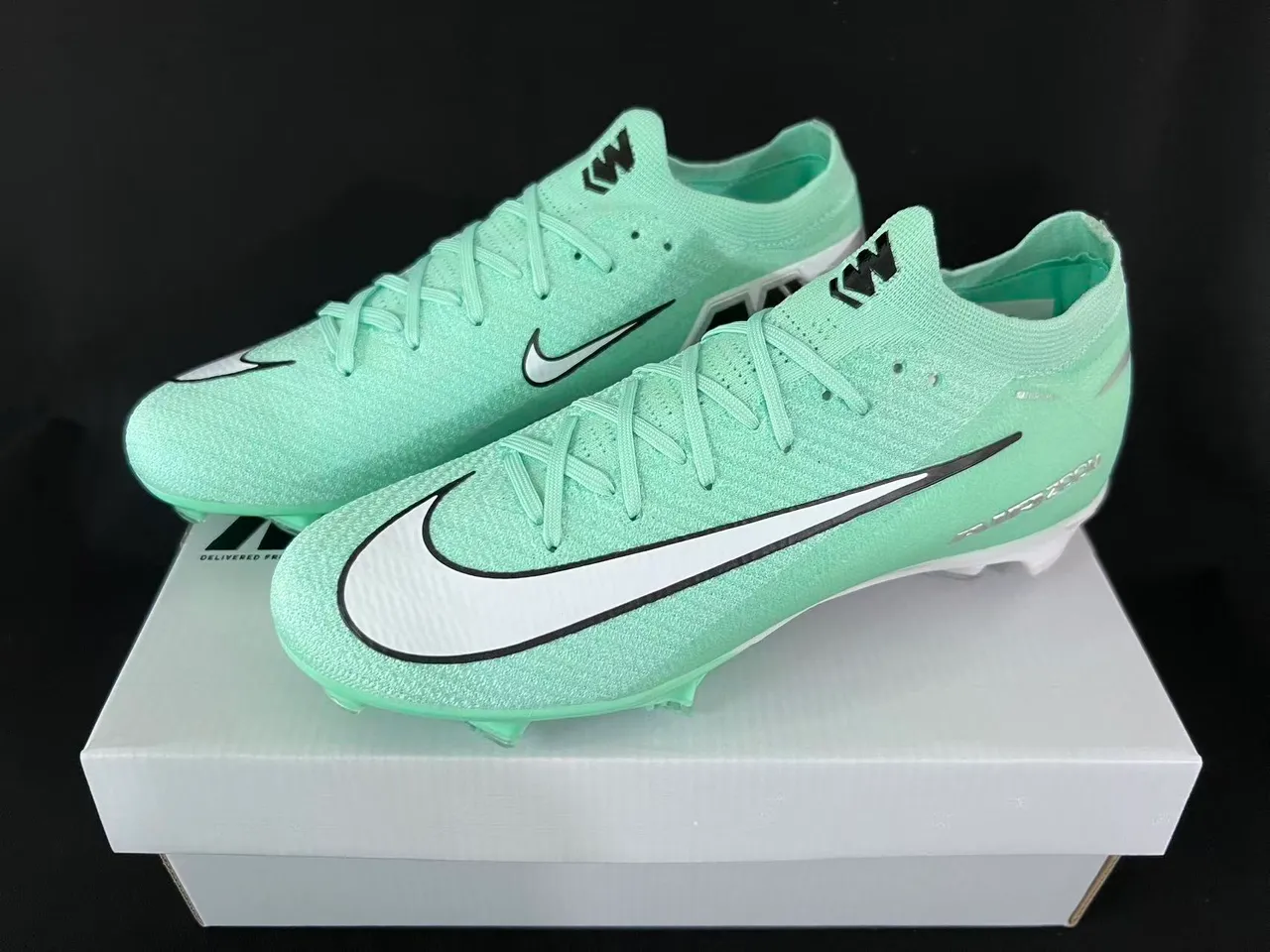 Nike Green White Knit Sock-Fit Upper Molded Conical Studs Firm-Ground Soccer Shoes 10
